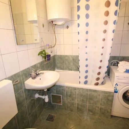 Apartment Old City/beach 13 Minutes Away, Parking, For 4 *