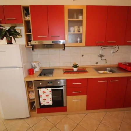 Apartment Old City/beach 13 Minutes Away, Parking, For 4 *