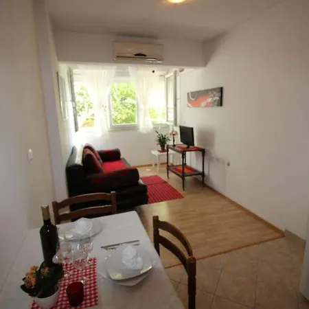 Apartment Old City/beach 13 Minutes Away, Parking, For 4 Split
