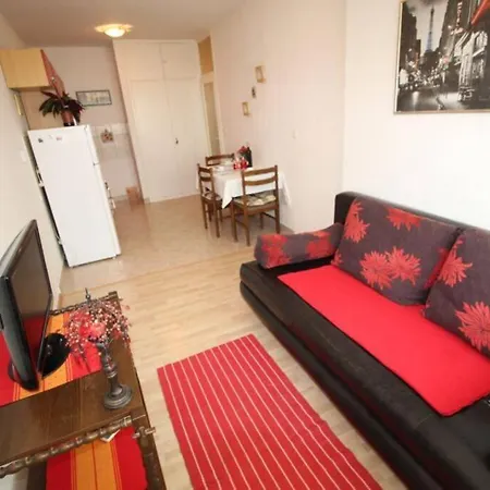 Old City/beach 13 Minutes Away, Parking, For 4 *